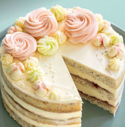 Schichttorte mit Blüten-Deko