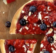 Süße Pizza mit Beeren