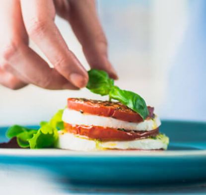 Turm aus Tomaten und Mozzarella