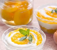 Vanillejoghurtcreme mit Aprikosen