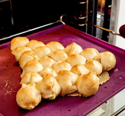 Festliches Weihnachtsbaum-Brot aus Pizzateig und Mozzarella