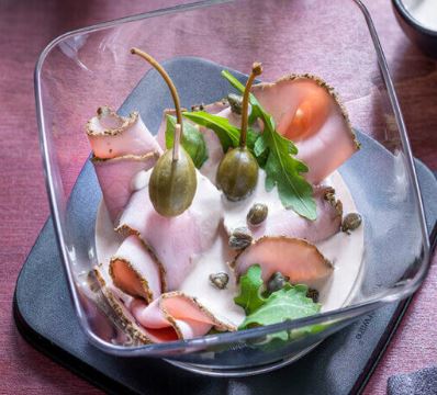 Zartes Roastbeef mit Sardellen in feiner Kapernsauce