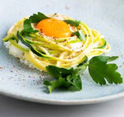 Zoodles mit pochiertem Ei