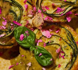 Zucchinirosen mit würzigem Bärlauch-Pesto