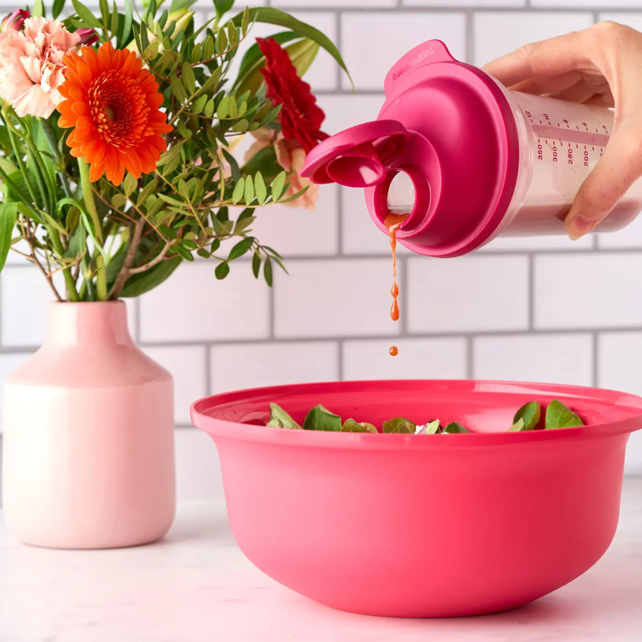 Shake It 350ml von der Marke Tupperware / Farbe Lila / zum Schütteln vom Soßen, Teigen, Dressings, Getränken und Protein Shakes / Hier direkt online kaufen