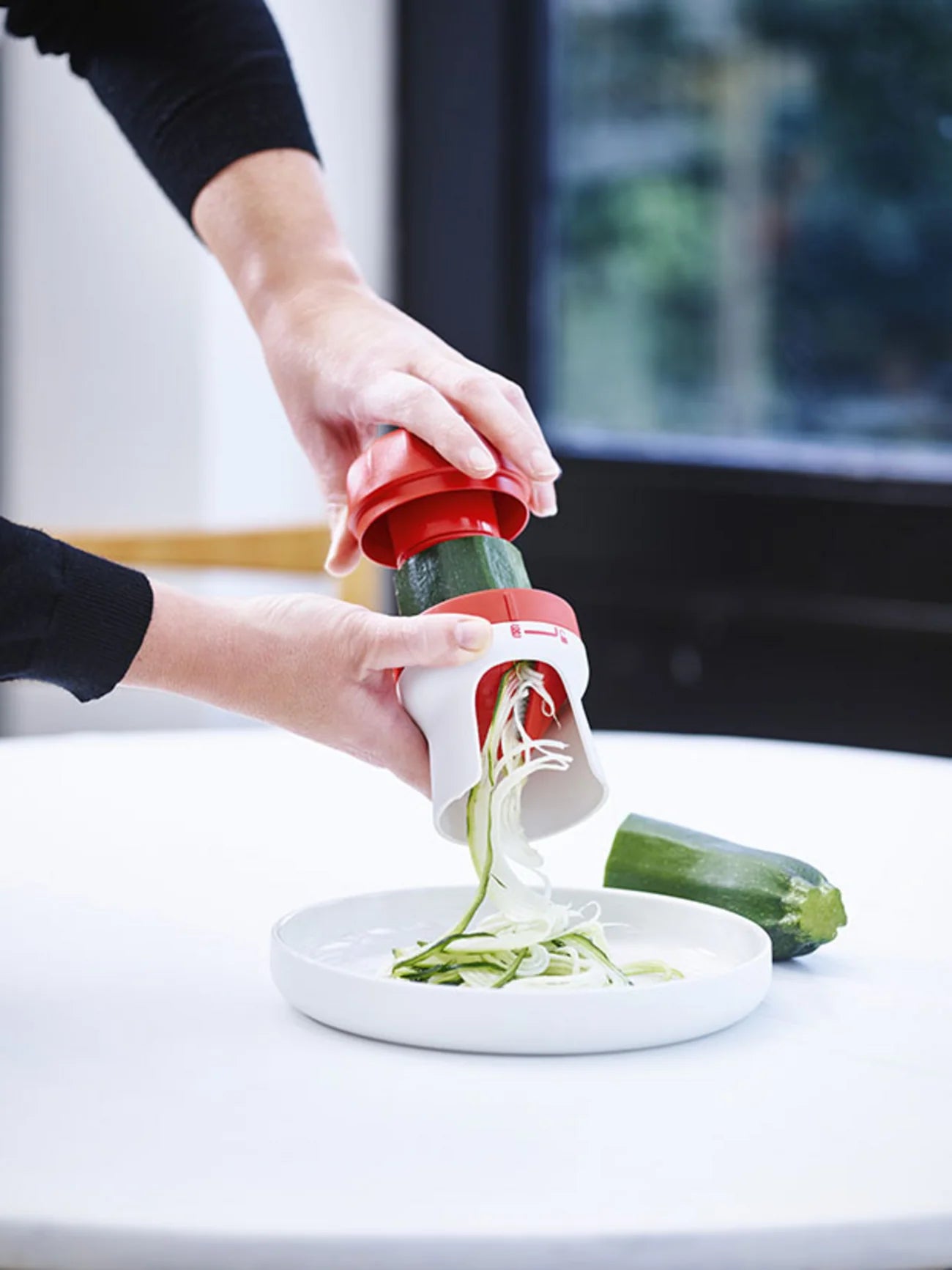 Zoodelino Gemüseschneider von der Marke Tupperware /  Ideal für den kleinen Haushalt / Perfekt zum herstellen von leckeren Gemüse Nudeln, Rohkost Salaten oder Pestos / Hier direkt online kaufen