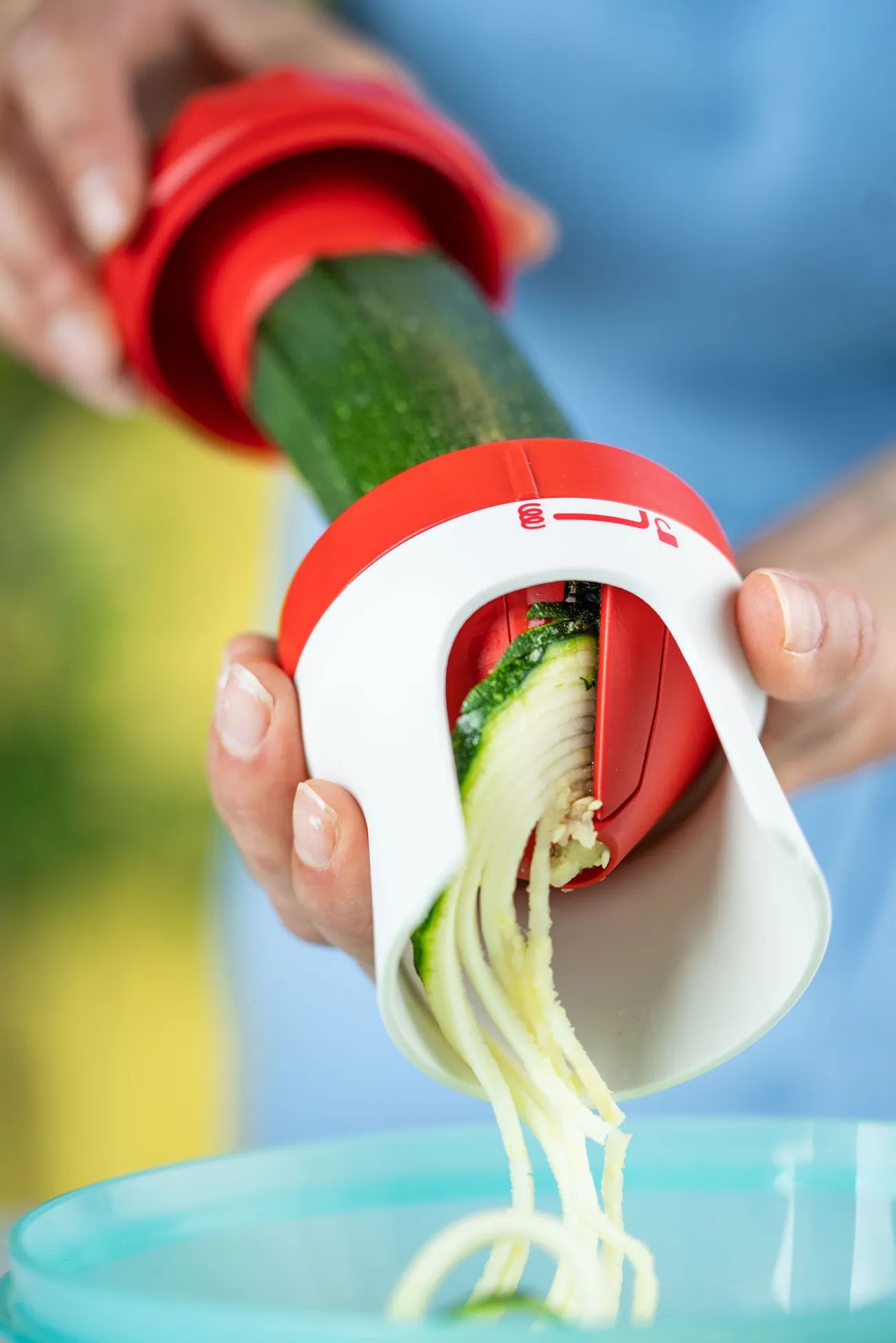 Zoodelino Gemüseschneider von der Marke Tupperware /  Ideal für den kleinen Haushalt / Perfekt zum herstellen von leckeren Gemüse Nudeln, Rohkost Salaten oder Pestos / Hier direkt online kaufen