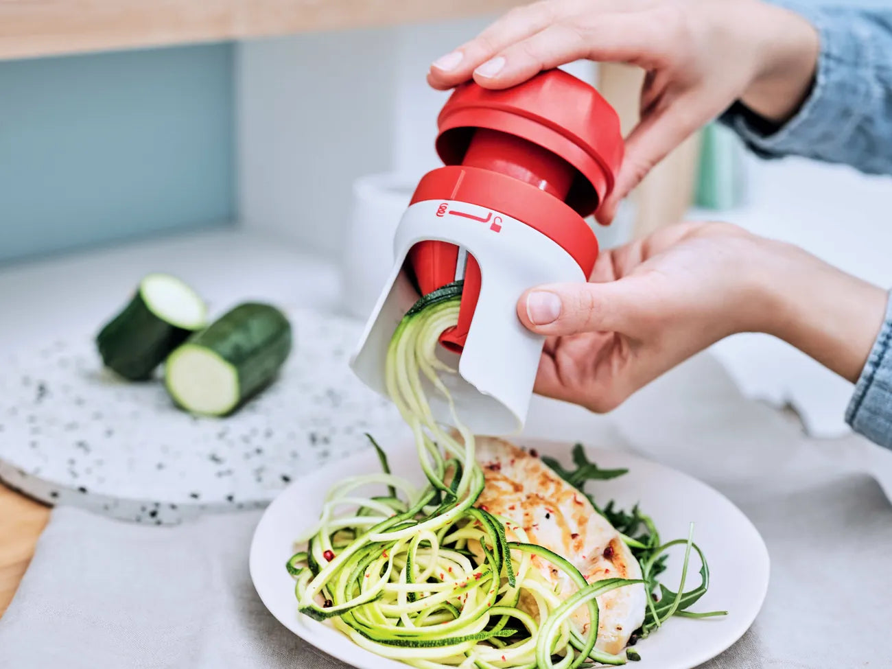 Zoodelino Gemüseschneider von der Marke Tupperware /  Ideal für den kleinen Haushalt / Perfekt zum herstellen von leckeren Gemüse Nudeln, Rohkost Salaten oder Pestos / Hier direkt online kaufen