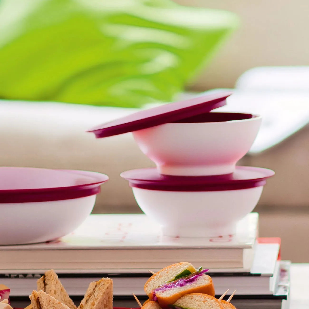 Allegra Desertschale 275ml von der Marke Tupperware / in der Farbe Rot / modular Stapelbar / flache, breite Form für Ideales Servieren / mit Luft und Wasserdicht schließendem Deckel / Frischhalten, Servieren, Aufbewahren / Dessertschüssel / Hier direkt online kaufen