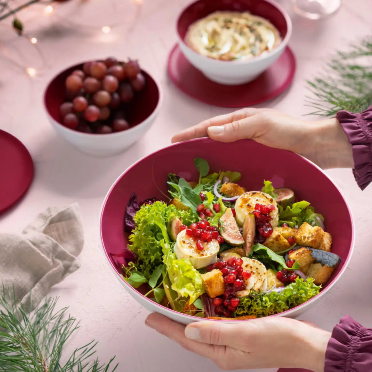 Allegra 1,5L Servierschale mit Deckel von der Marke Tupperware / in der Farbe Rot / Ideal zum Transportieren und Servieren von Salat, Obstr und Gemüse / zum Frischhalten / mit festschließendem Deckel / Hier direkt online kaufen 