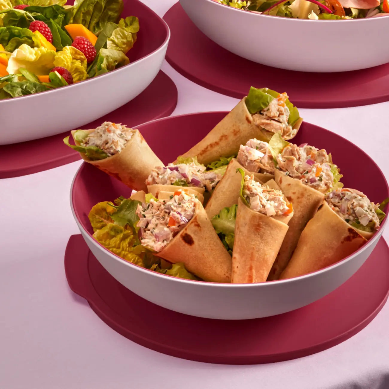 Allegra 1,5L Servierschale mit Deckel von der Marke Tupperware / in der Farbe Rot / Ideal zum Transportieren und Servieren von Salat, Obstr und Gemüse / zum Frischhalten / mit festschließendem Deckel / Hier direkt online kaufen 