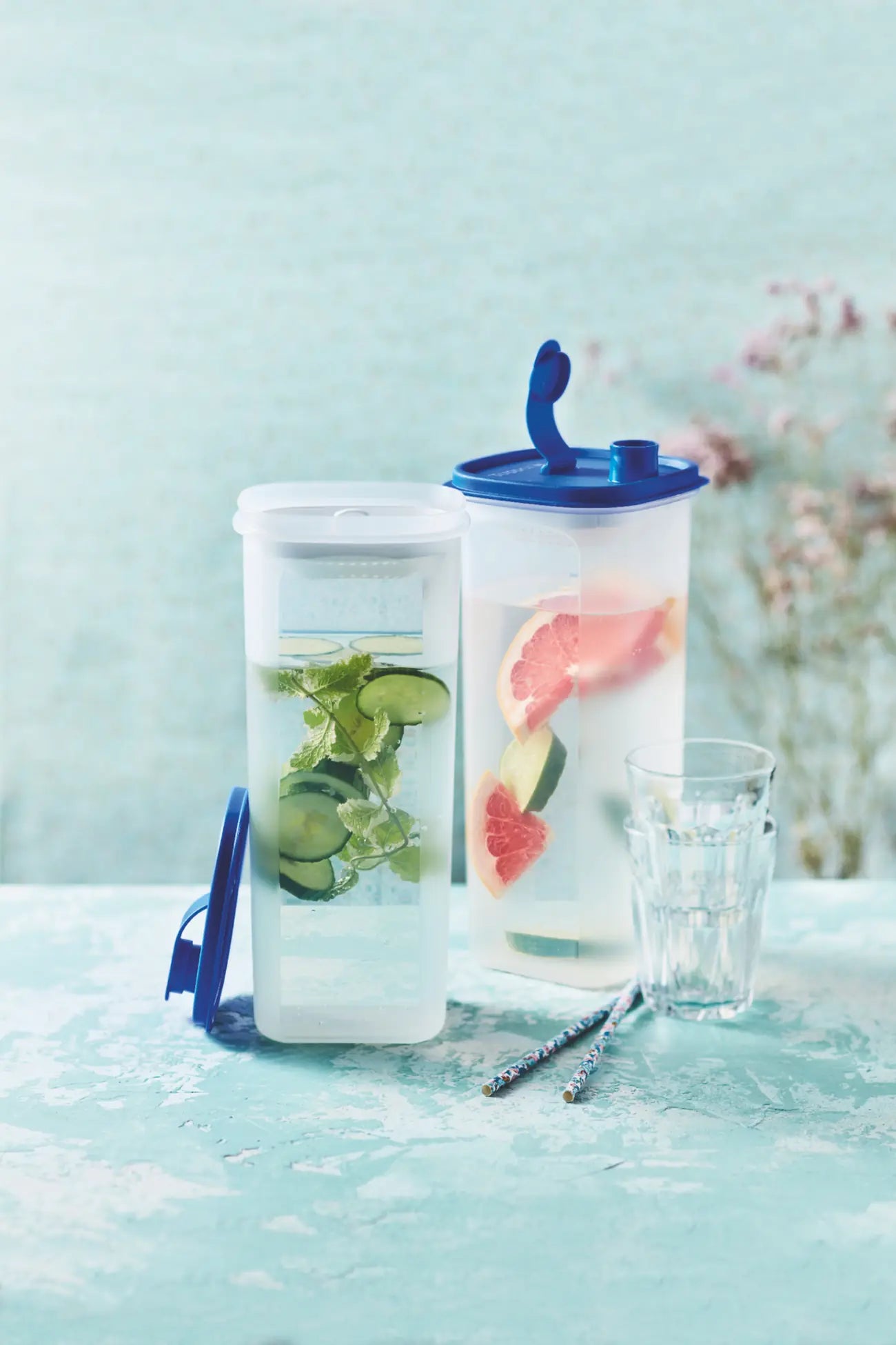 Slim Line Erfrischer Karaffen 2L von der Marke Tupperware / mit Sieb Einsatz / mit dichtschließenden Deckel in der Farbe Blau / die Perfekte Größe für in die Kühlschranktür / für Erfrischend Kühle Sommergetränke / aus Praktischem Klarsicht Material / Hier direkt online kaufen