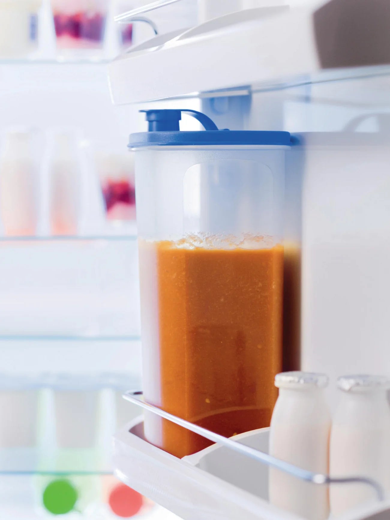 Slim Line Erfrischer Karaffen 2L von der Marke Tupperware / mit Sieb Einsatz / mit dichtschließenden Deckel in der Farbe Blau / die Perfekte Größe für in die Kühlschranktür / für Erfrischend Kühle Sommergetränke / aus Praktischem Klarsicht Material / Hier direkt online kaufen