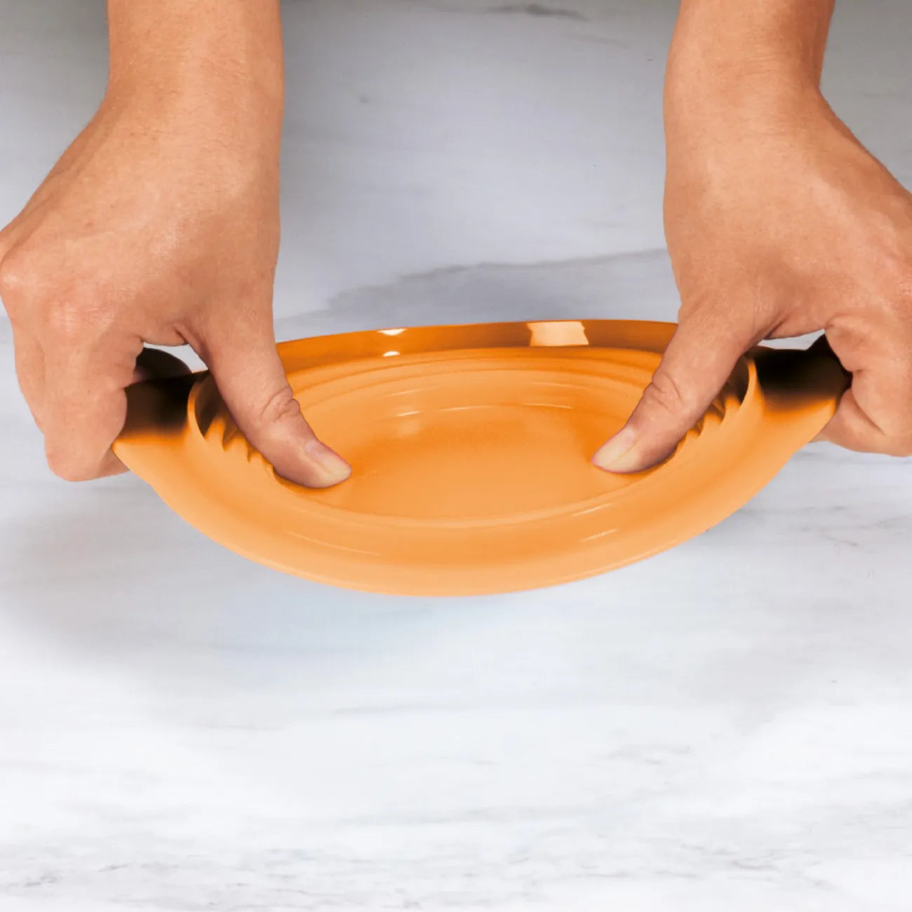 Mini Max 700ml von der Marke Tupperware / in der Farbe Orange / Platzsparend zusammen Faltbarer Transportbehälter / Perfekt für Unterwegs / auch Ideal als Futter oder Wassernapf geeignet / Hier direkt online kaufen