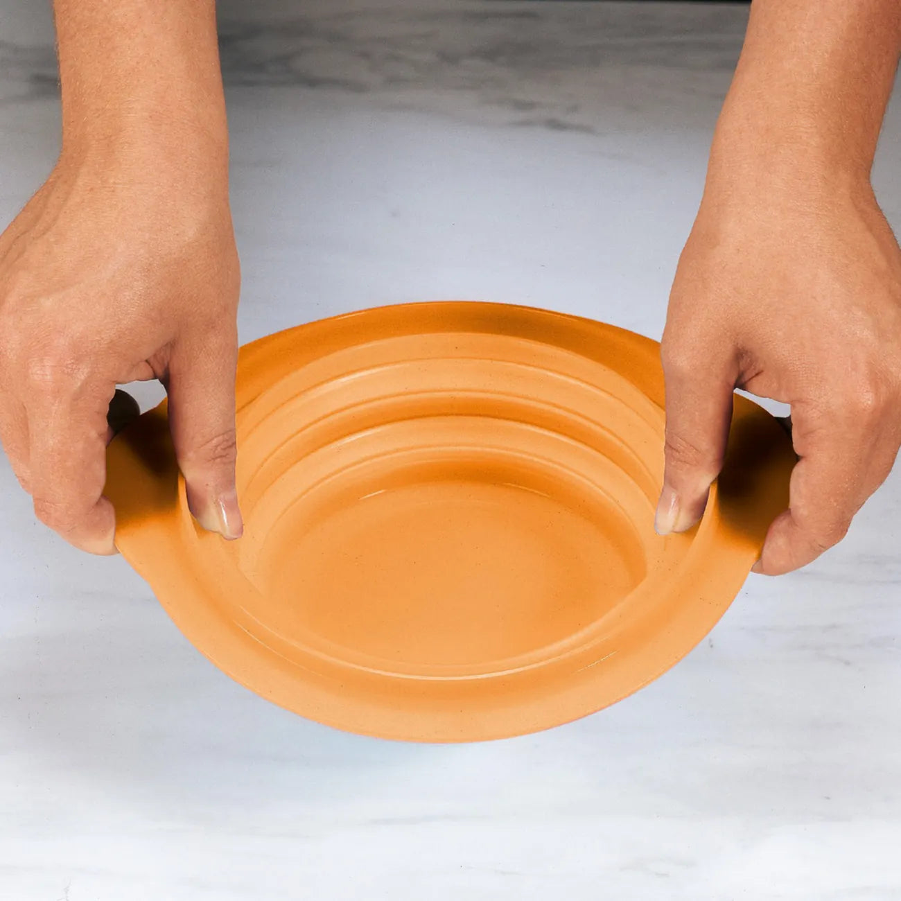 Mini Max 700ml von der Marke Tupperware / in der Farbe Orange / Platzsparend zusammen Faltbarer Transportbehälter / Perfekt für Unterwegs / auch Ideal als Futter oder Wassernapf geeignet / Hier direkt online kaufen