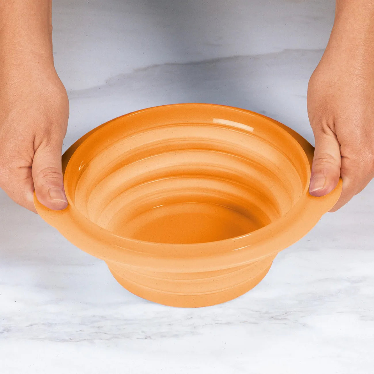 Mini Max 700ml von der Marke Tupperware / in der Farbe Orange / Platzsparend zusammen Faltbarer Transportbehälter / Perfekt für Unterwegs / auch Ideal als Futter oder Wassernapf geeignet / Hier direkt online kaufen