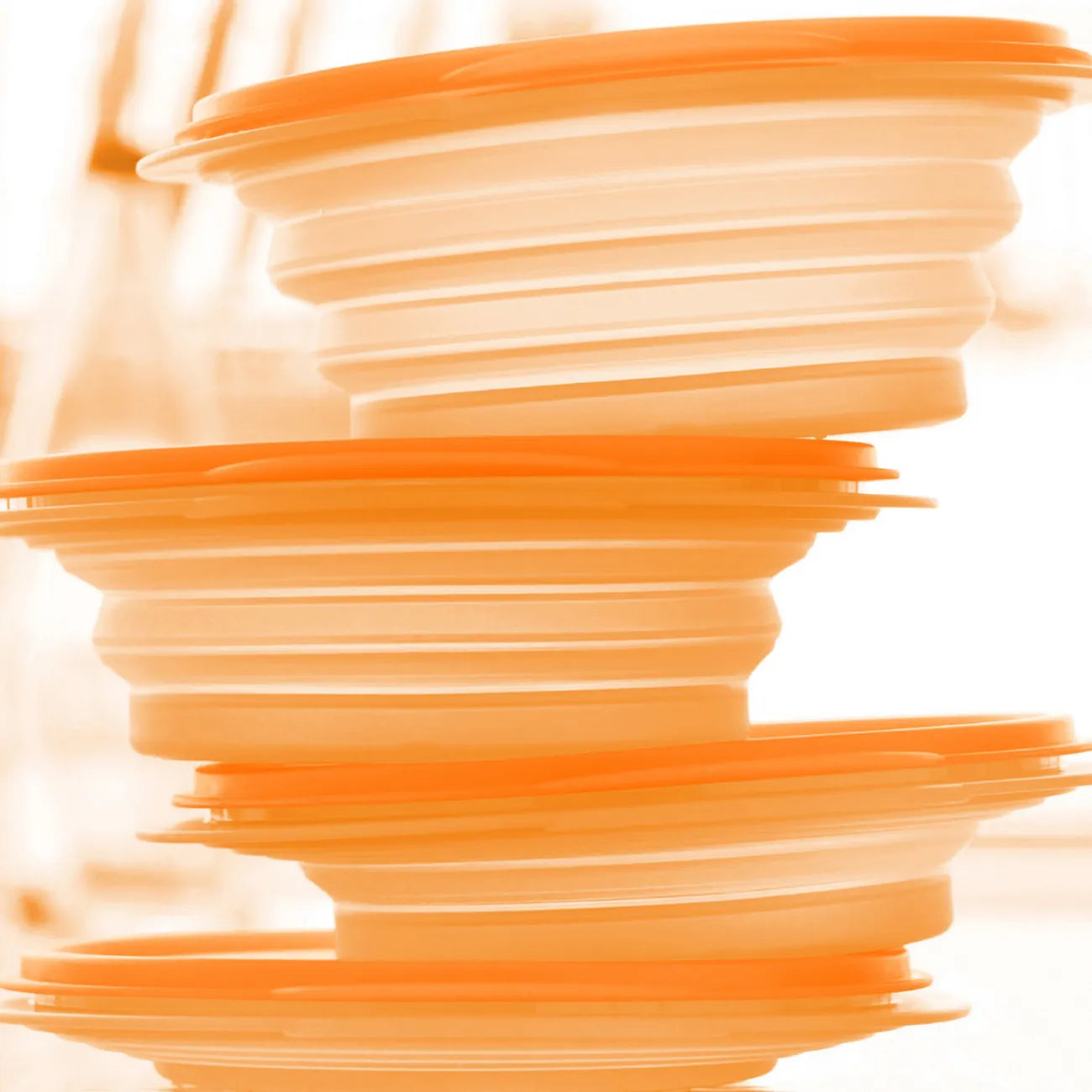 Mini Max 700ml von der Marke Tupperware / in der Farbe Orange / Platzsparend zusammen Faltbarer Transportbehälter / Perfekt für Unterwegs / auch Ideal als Futter oder Wassernapf geeignet / Hier direkt online kaufen