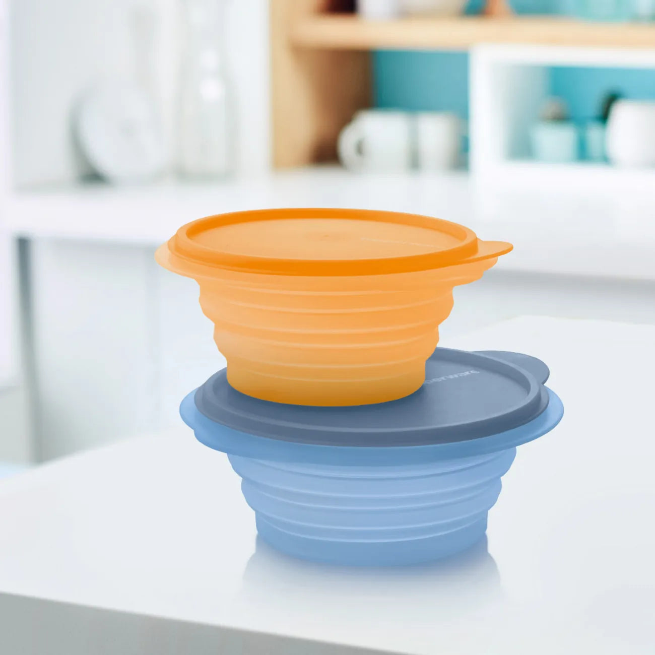 Mini Max 700ml von der Marke Tupperware / in der Farbe Orange / Platzsparend zusammen Faltbarer Transportbehälter / Perfekt für Unterwegs / auch Ideal als Futter oder Wassernapf geeignet / Hier direkt online kaufen