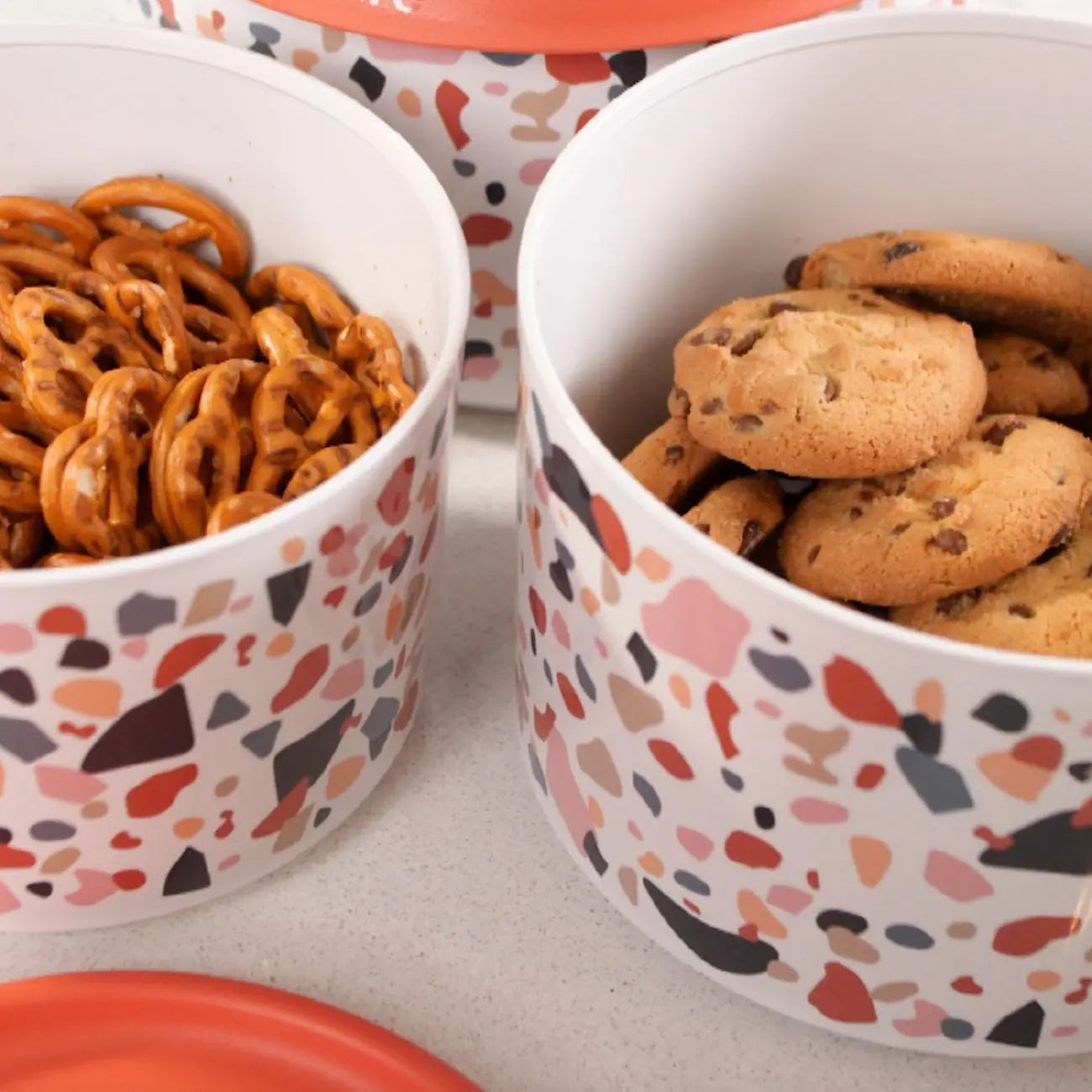 One Touch Runde 2L von der Marke Tupperware / Vorratsbehälter / Aufbewahrungsbehälter / Trockenvorratsbehälter / Luftdichtschließender Deckel / einfaches öffnen und schließen / Hier direkt online kaufen