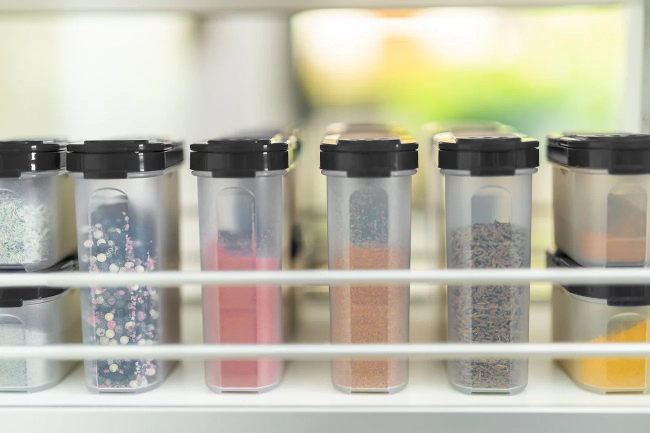 Gewürz-Riesen 2x 270ml von der Marke Tupperware / zum Frischhalten von Kräutern und Gewürzen / Modular Stapelbar / mit zwei verschiedenen Streu Öffnungen / Praktisch & Platzsparend / Hier direkt online kaufen