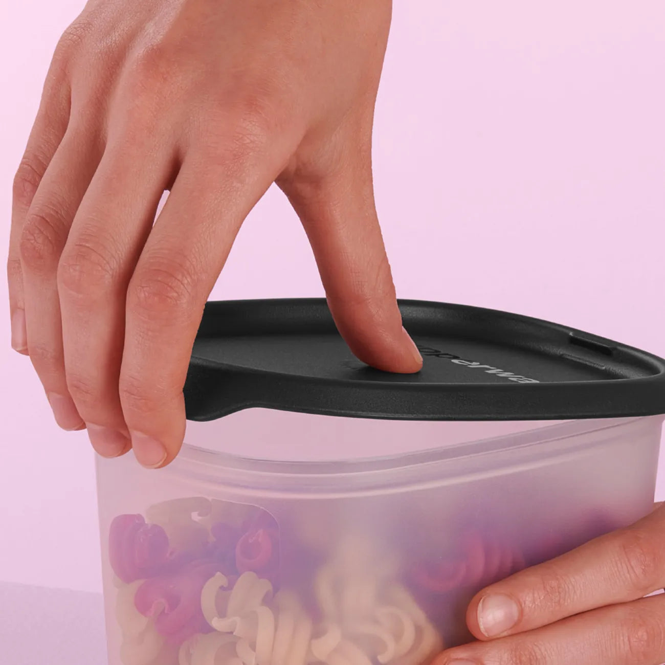 One Touch Fresh oval 540ml von der Marke Tupperware /  in der Farbe Schwarz / Vorratsbehälter / Aufbewahrungsbehälter / Ideal für losen Tee, Paniermehl, Nüsse und vieles mehr / modular stapelbar / Motten- und Aromadicht / Luft- und Wasserdichtschließend / Hier direkt online kaufen