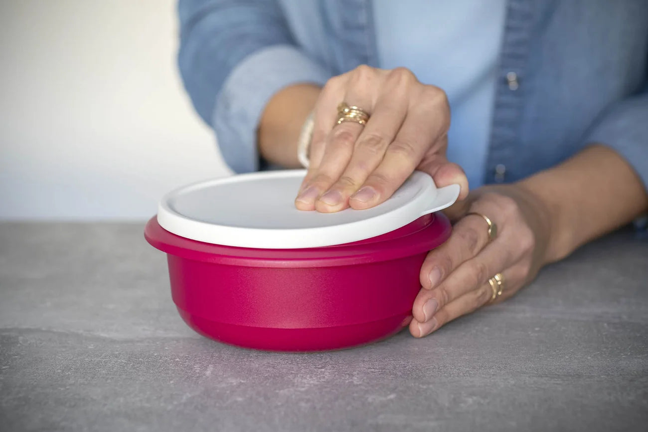 Rührschüssel Pro 1L von der Marke Tupperware / mit Praktischen Deckel / mit Kratzfestem Boden / mit integrierter Messskala / Luft und Wasserdicht schießender Deckel / ineinander Stapelbar / Hier direkt online kaufen