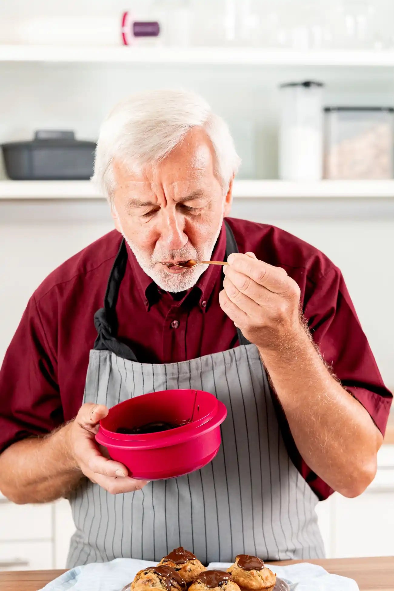 Rührschüssel Pro 1L von der Marke Tupperware / mit Praktischen Deckel / mit Kratzfestem Boden / mit integrierter Messskala / Luft und Wasserdicht schießender Deckel / ineinander Stapelbar / Hier direkt online kaufen