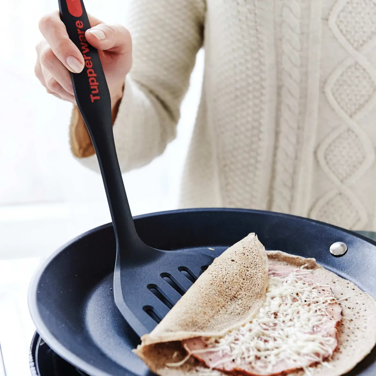 Großer Griffbereit Pfannenwender von der Marke Tupperware / mit Ergonomischen Griff / Perfekt zum Wenden und Servieren / Hier direkt online kaufen