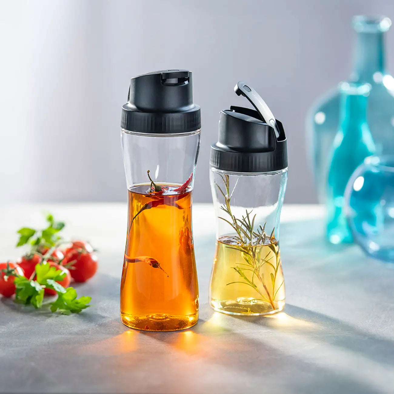 Clear Collection Dispenser 770ml von der Marke Tupperware / ideal zum Servieren von öl und Essig für Salat Dressings / aus Transparenten Glasähnlichen Material / Hier direkt online kaufen