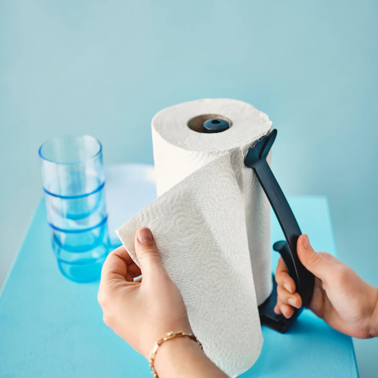 Küchenrollenhalter von der Marke Tupperware / in der Farbe Schwarz / in blumendesign / Küchenpapierhalter / Hier direkt online kaufen