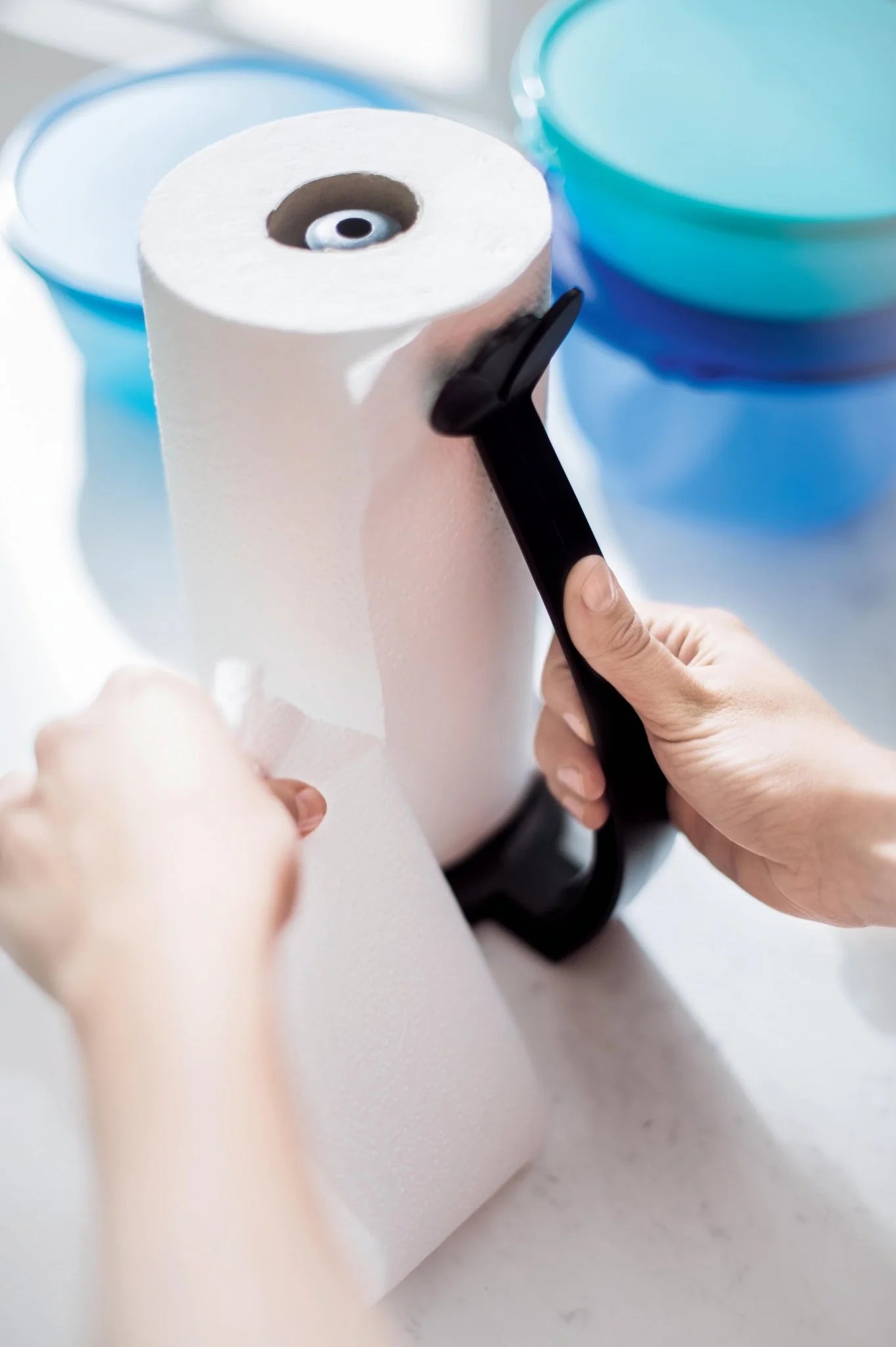 Küchenrollenhalter von der Marke Tupperware / in der Farbe Schwarz / in blumendesign / Küchenpapierhalter / Hier direkt online kaufen