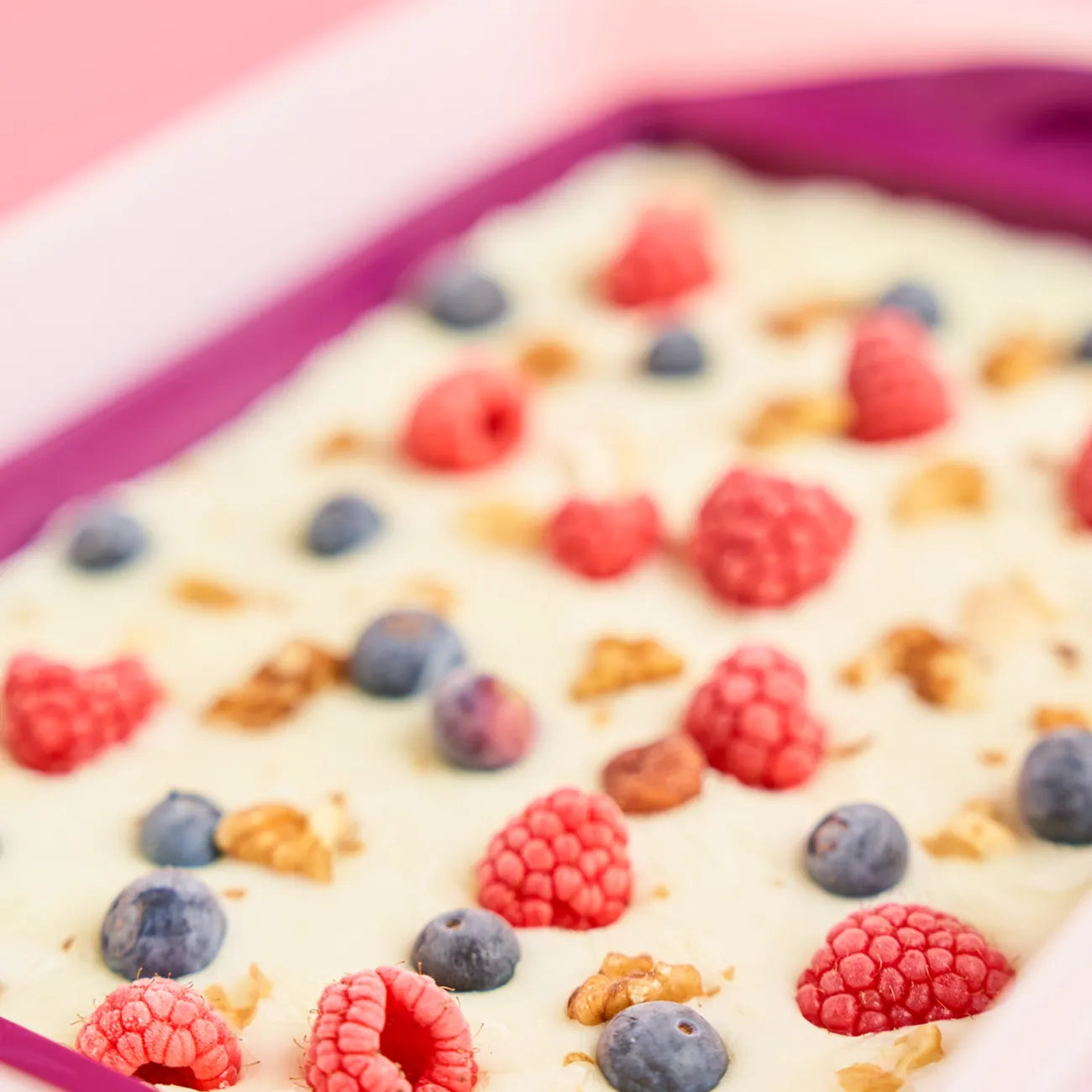 Silikonform Ecki von der Marke Tupperware / Silikon Backform in der Farbe Lila / größe eines halben Bleches / Backform / Ideal für Kuchen / stapelbar / mit Starker Antihaft Eigenschaft / Hier direkt online kaufen