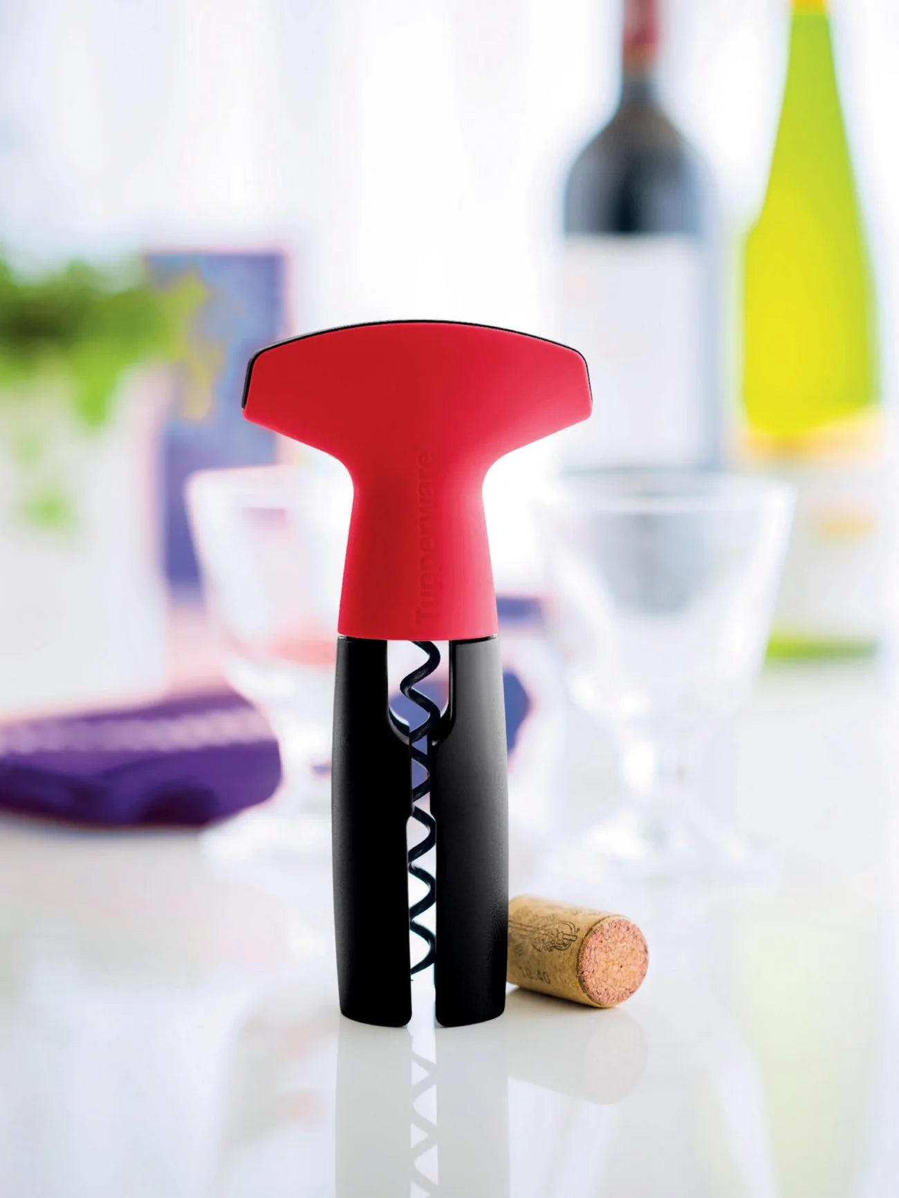 Korkenprofi / Flaschengeist von der Marke Tupperware / in der Farbe Rot / für leichtes Entkorken von Weinflaschen / für Natur und Kunststoff Korken geeignet / Hier direkt online kaufen
