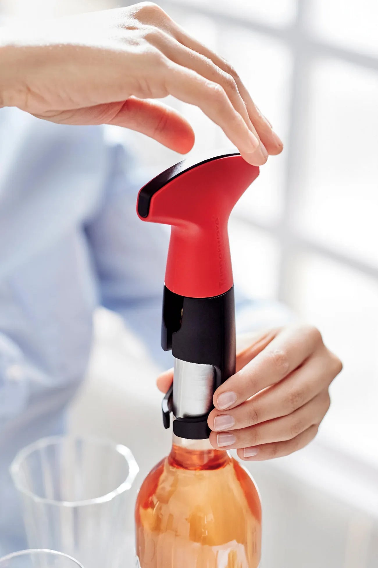 Korkenprofi / Flaschengeist von der Marke Tupperware / in der Farbe Rot / für leichtes Entkorken von Weinflaschen / für Natur und Kunststoff Korken geeignet / Hier direkt online kaufen