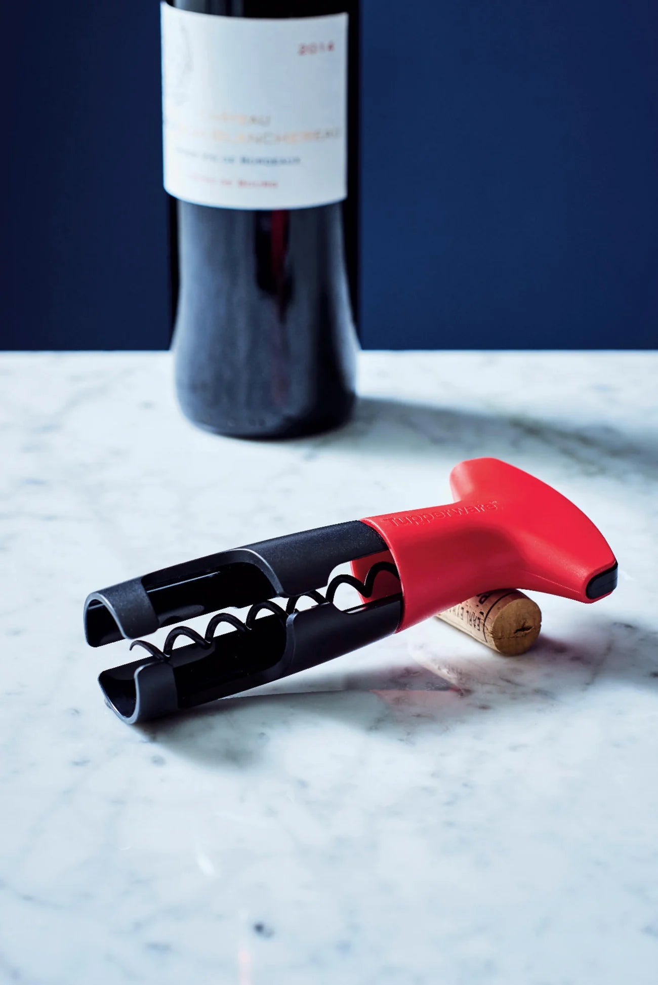 Korkenprofi / Flaschengeist von der Marke Tupperware / in der Farbe Rot / für leichtes Entkorken von Weinflaschen / für Natur und Kunststoff Korken geeignet / Hier direkt online kaufen