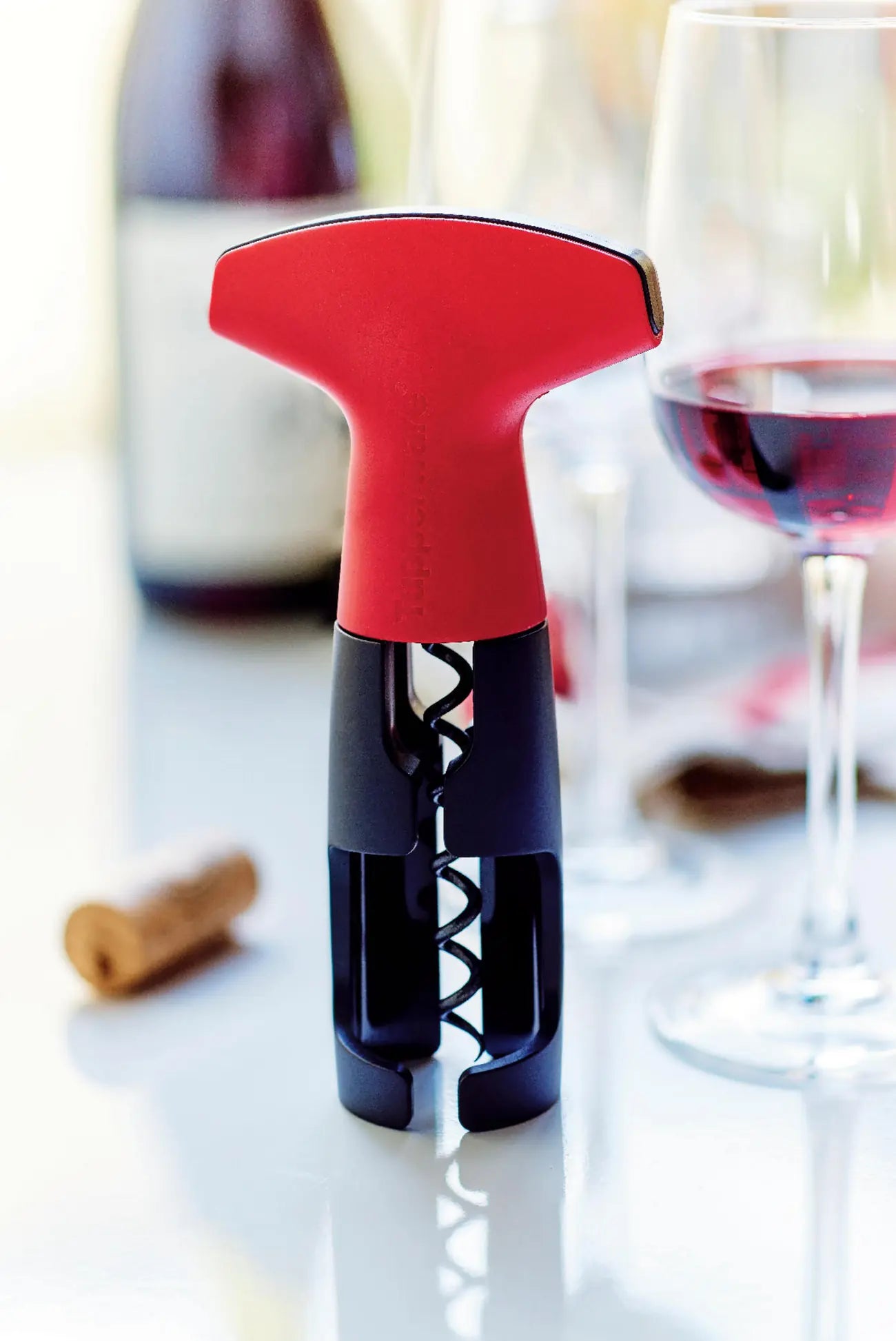 Korkenprofi / Flaschengeist von der Marke Tupperware / in der Farbe Rot / für leichtes Entkorken von Weinflaschen / für Natur und Kunststoff Korken geeignet / Hier direkt online kaufen