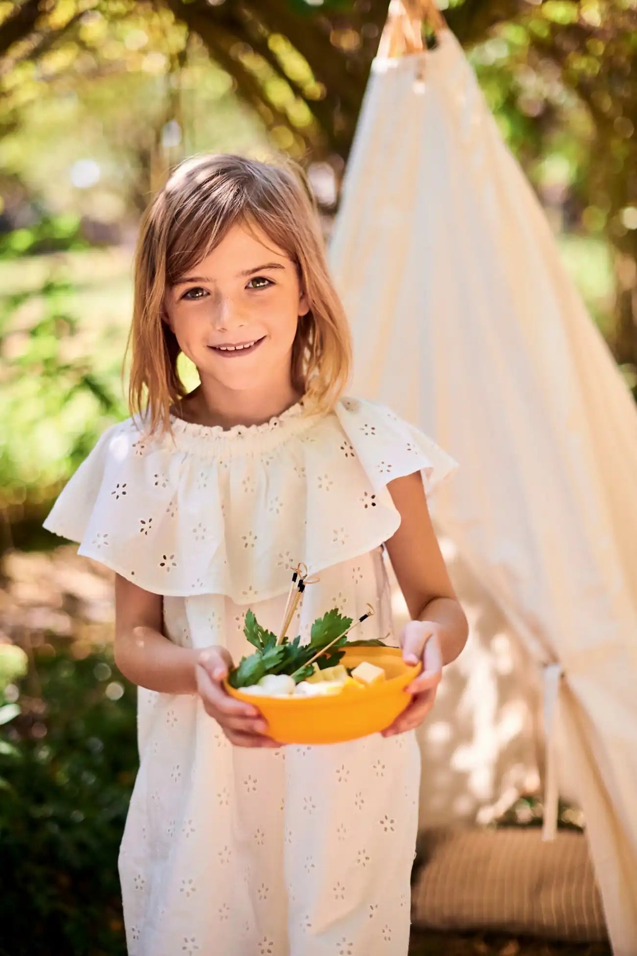 Aloha 450ml Servierschale von der Marke Tupperware / in der Farbe Orange / mit luft- und wasserdichtem Deckel / Ideal fürs Buffet und zum Transportieren / modular Stapelbar / Platzsparend ineinander Stapelbar / Servier Schüssel / Hier direkt online kaufen