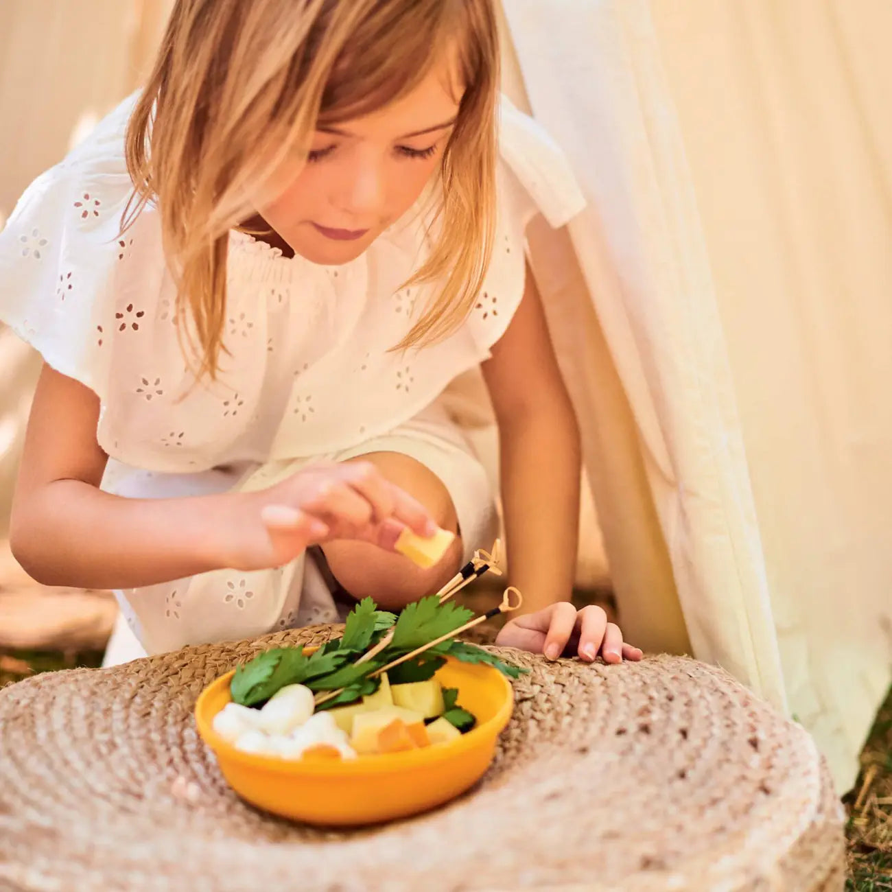 Aloha 450ml Servierschale von der Marke Tupperware / in der Farbe Orange / mit luft- und wasserdichtem Deckel / Ideal fürs Buffet und zum Transportieren / modular Stapelbar / Platzsparend ineinander Stapelbar / Servier Schüssel / Hier direkt online kaufen