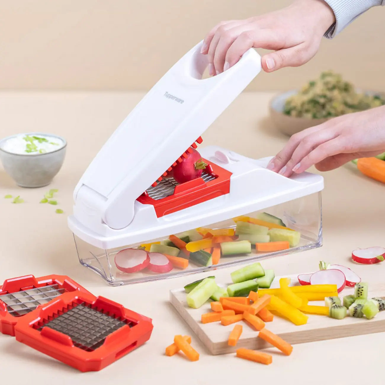 Super Dicer von der Marke Tupperware / Küchenschneidegerät / Gemüseschneider / für Gemüse Stifte, Würfel, Scheiben oder Streifen / Stromloser Gemüseschneider / mit verschiedenen Schneide Einsätzen / Hier direkt online kaufen