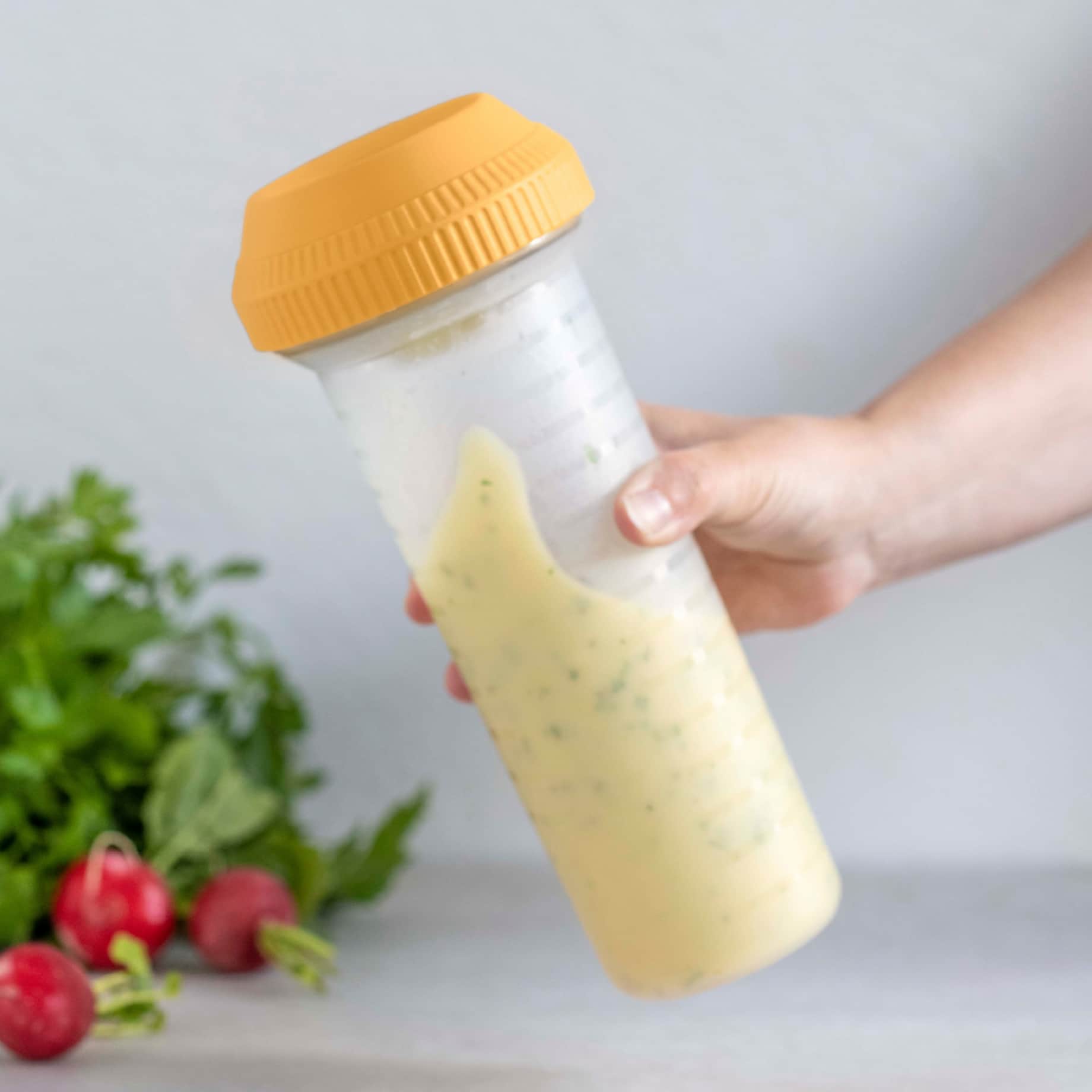 Mix-Max 750ml Shake It von der Marke Tupperware in der Farbe Orange / mit Messskala / Schnelles und einfaches Zubereiten / Ideal für Dressings und Dips / Hier direkt online kaufen