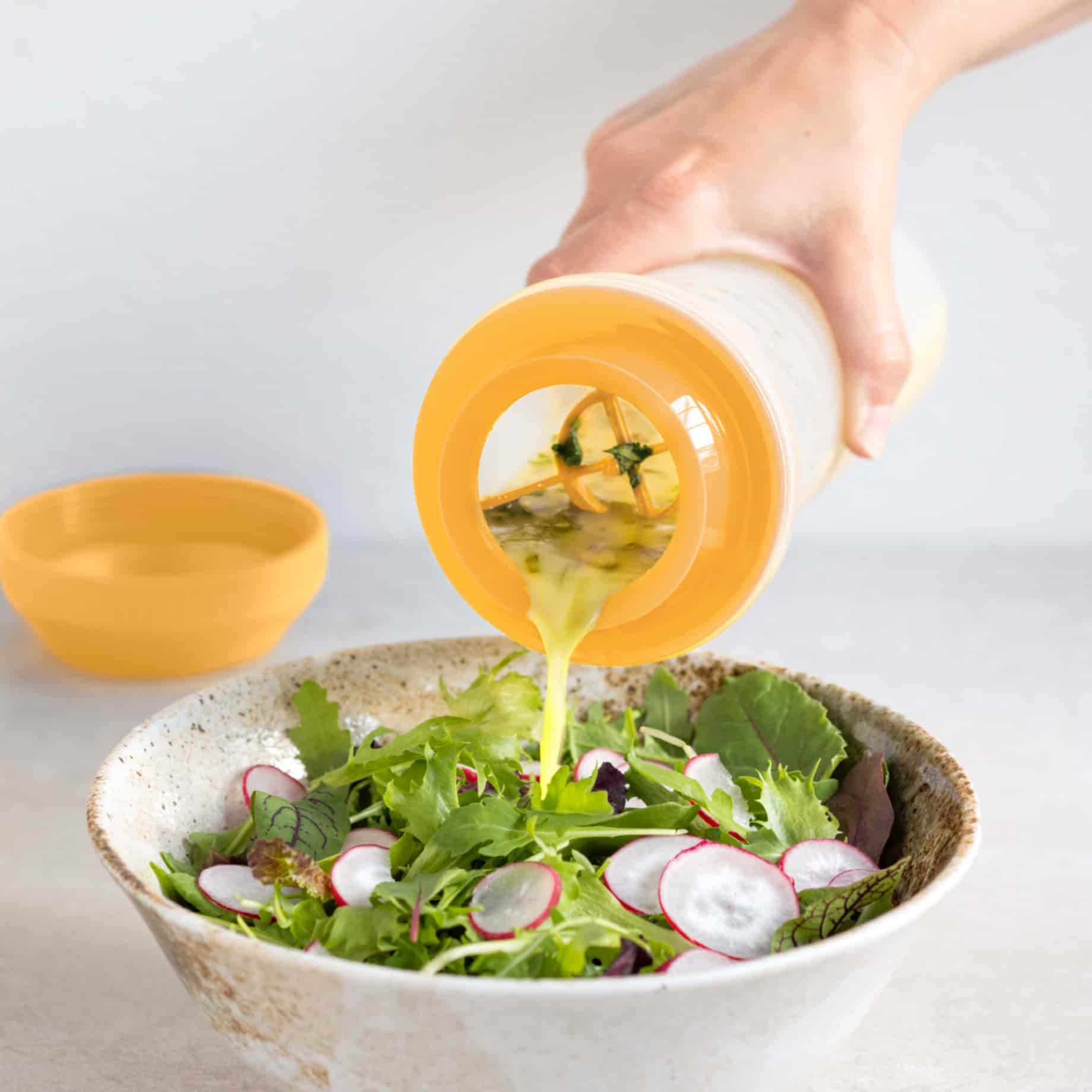 Mix-Max 750ml Shake It von der Marke Tupperware in der Farbe Orange / mit Messskala / Schnelles und einfaches Zubereiten / Ideal für Dressings und Dips / Hier direkt online kaufen