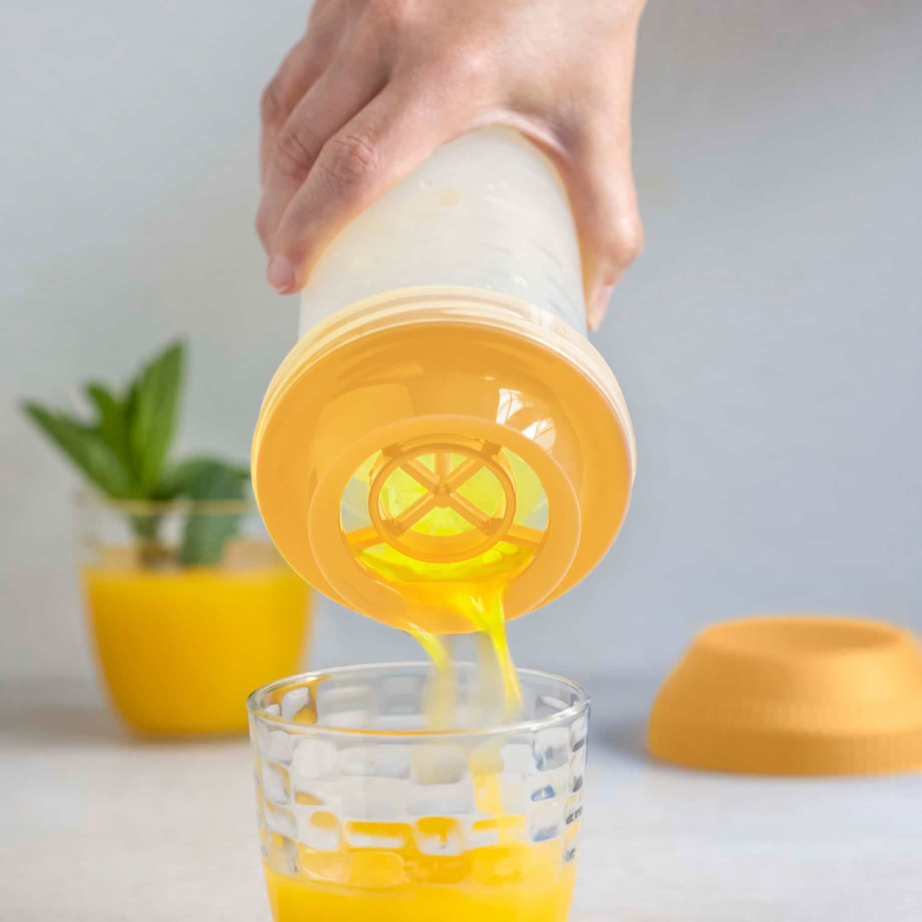 Mix-Max 750ml Shake It von der Marke Tupperware in der Farbe Orange / mit Messskala / Schnelles und einfaches Zubereiten / Ideal für Dressings und Dips / Hier direkt online kaufen
