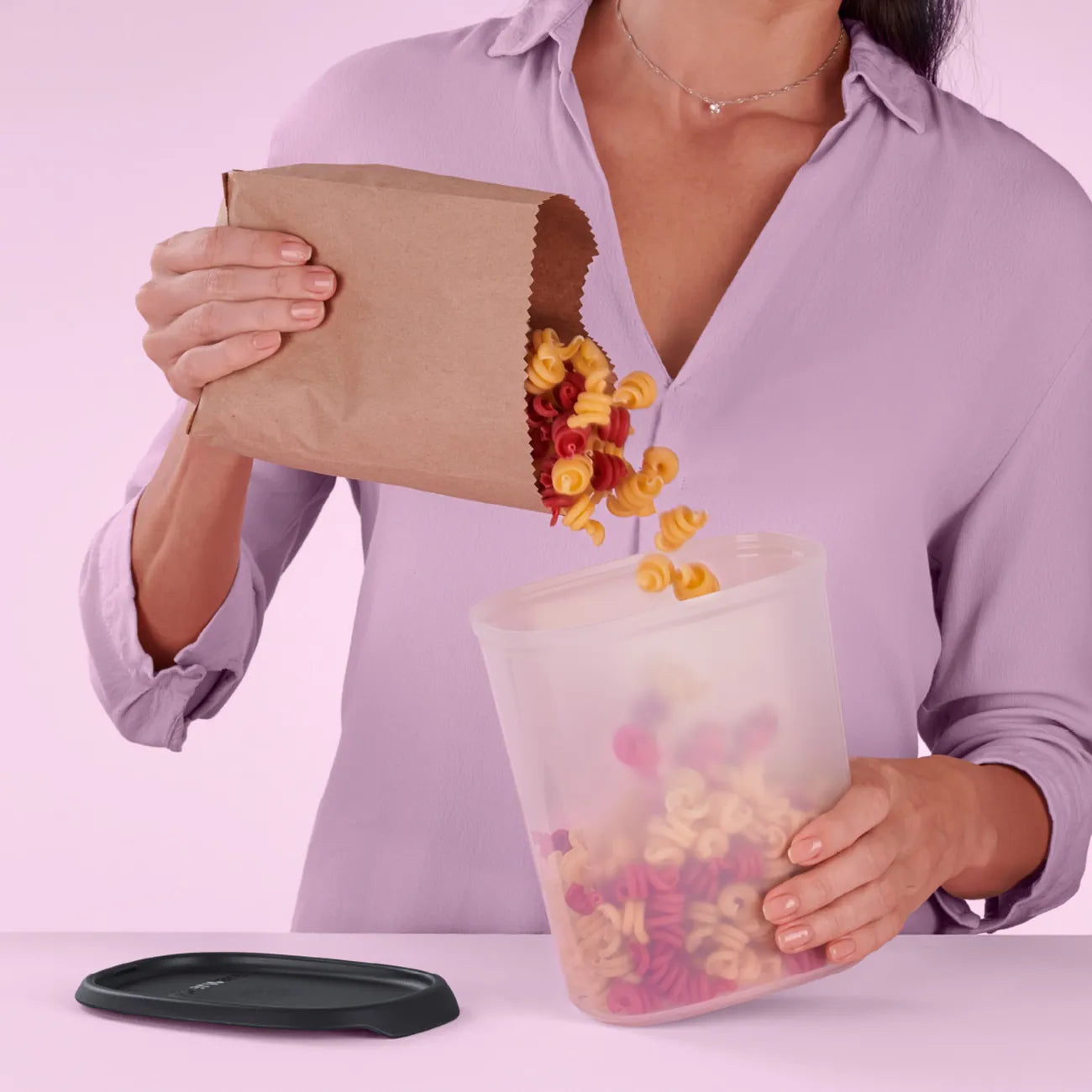 One Touch Frresh oval 1,8L von der Marke Tupperware / Deckelfarbe Schwarz / Ideal für Trockenlebensmittel / Vorratsbehälter / einfaches öffnen und schließen / modular Stapelbar / sorgt für Ordnung und Übersicht im Schrank / ineinander Stapelbar / Hier direkt online kaufen