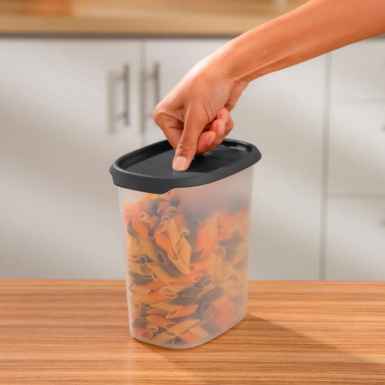 One Touch Frresh oval 1,8L von der Marke Tupperware / Deckelfarbe Schwarz / Ideal für Trockenlebensmittel / Vorratsbehälter / einfaches öffnen und schließen / modular Stapelbar / sorgt für Ordnung und Übersicht im Schrank / ineinander Stapelbar / Hier direkt online kaufen