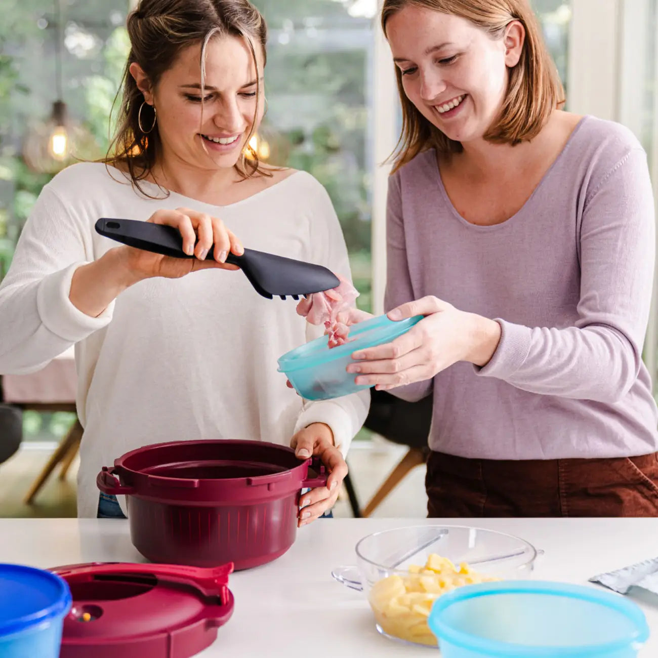 Chef-Zange Griffbereit von der Marke Tupperware / in der Farbe Schwarz / in zwei Teile Zerlegbar / Ideal zum Kochen und Servieren / Hier direkt online kaufen