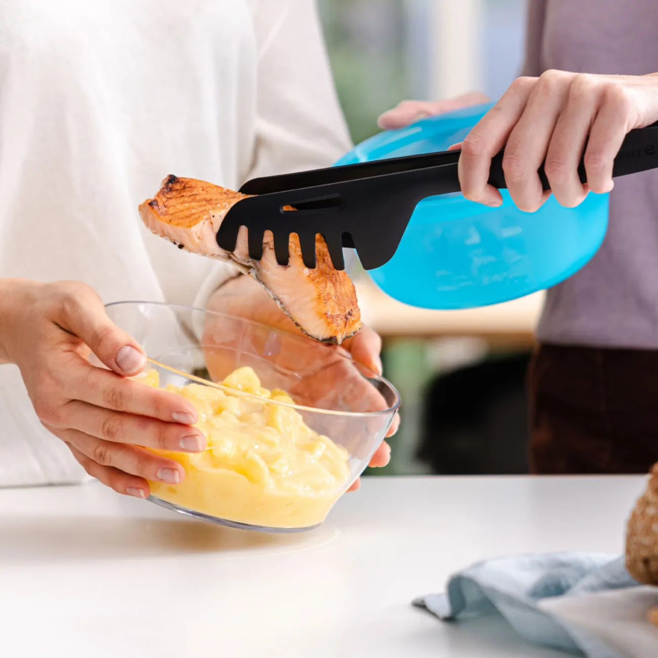 Chef-Zange Griffbereit von der Marke Tupperware / in der Farbe Schwarz / in zwei Teile Zerlegbar / Ideal zum Kochen und Servieren / Hier direkt online kaufen