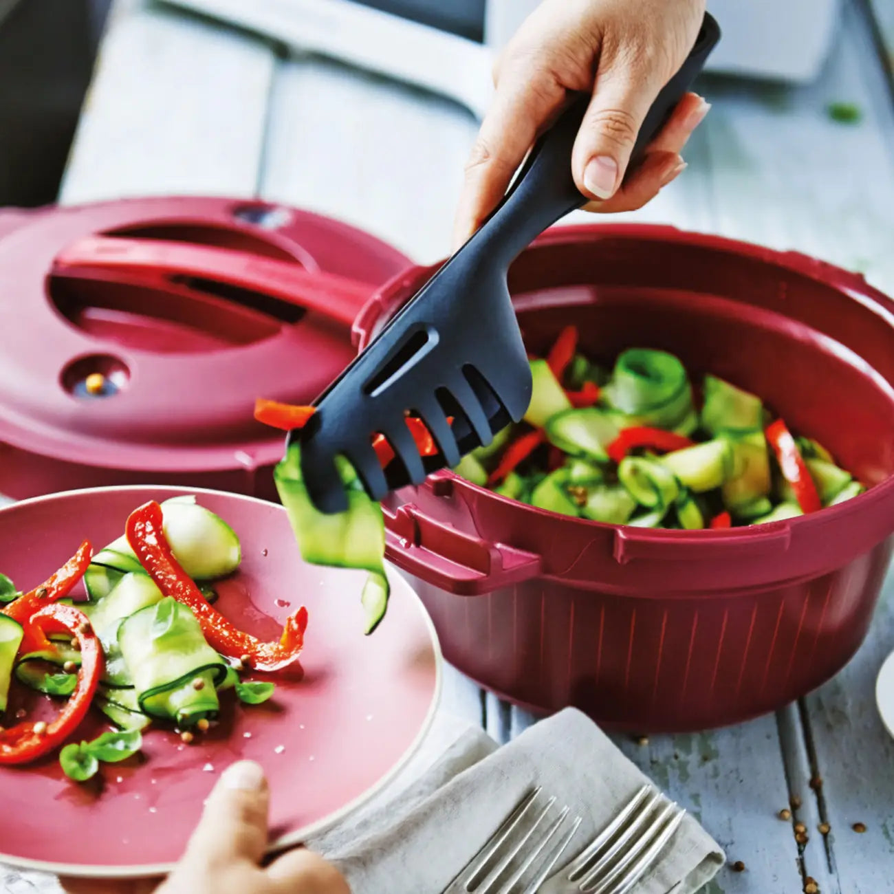 Chef-Zange Griffbereit von der Marke Tupperware / in der Farbe Schwarz / in zwei Teile Zerlegbar / Ideal zum Kochen und Servieren / Hier direkt online kaufen