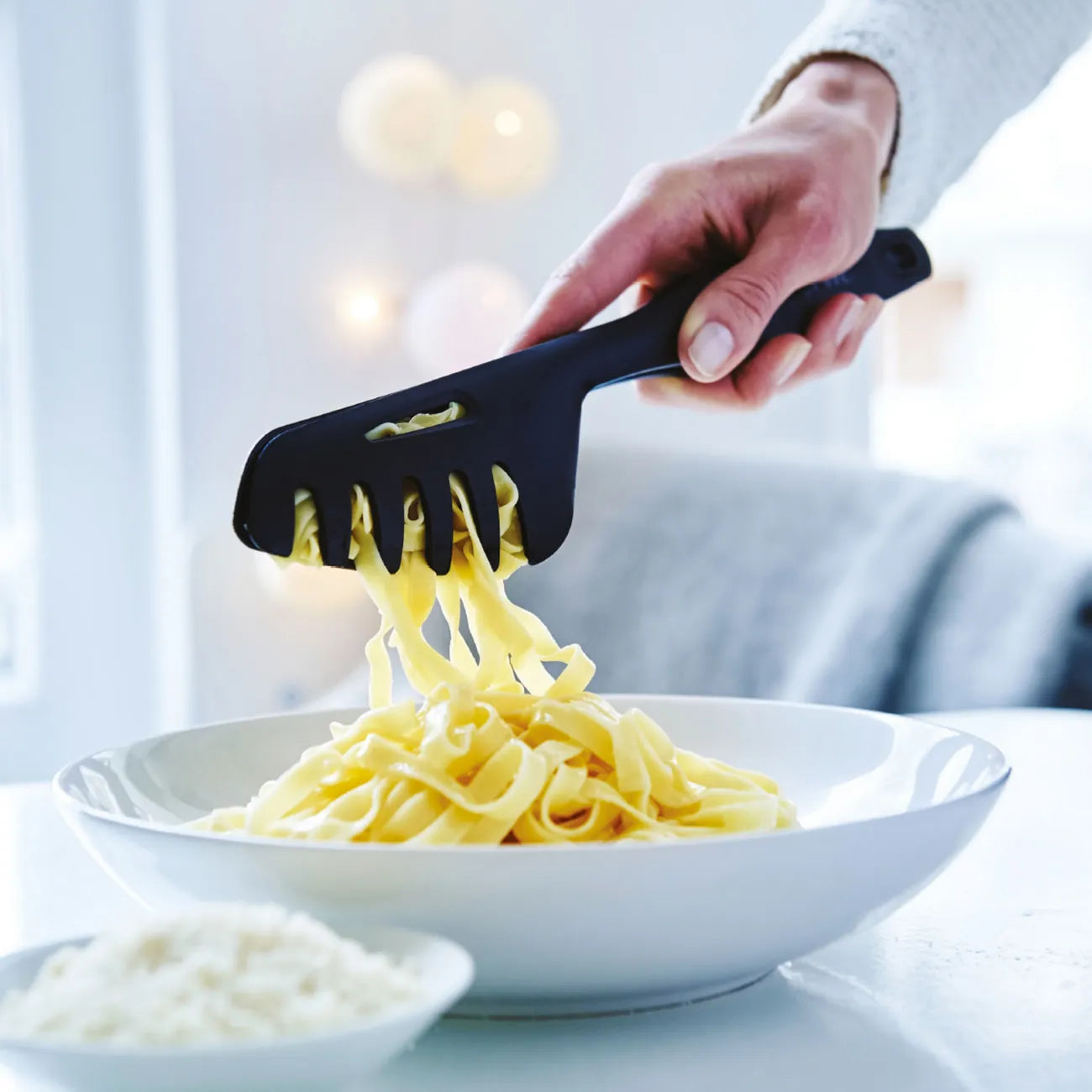 Chef-Zange Griffbereit von der Marke Tupperware / in der Farbe Schwarz / in zwei Teile Zerlegbar / Ideal zum Kochen und Servieren / Hier direkt online kaufen