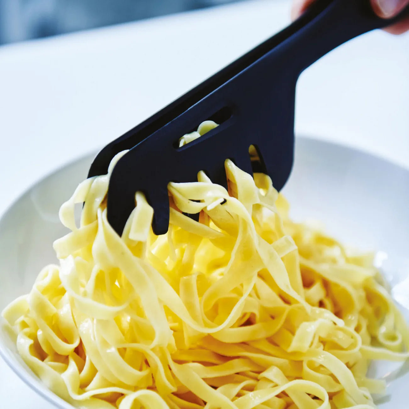 Chef-Zange Griffbereit von der Marke Tupperware / in der Farbe Schwarz / in zwei Teile Zerlegbar / Ideal zum Kochen und Servieren / Hier direkt online kaufen