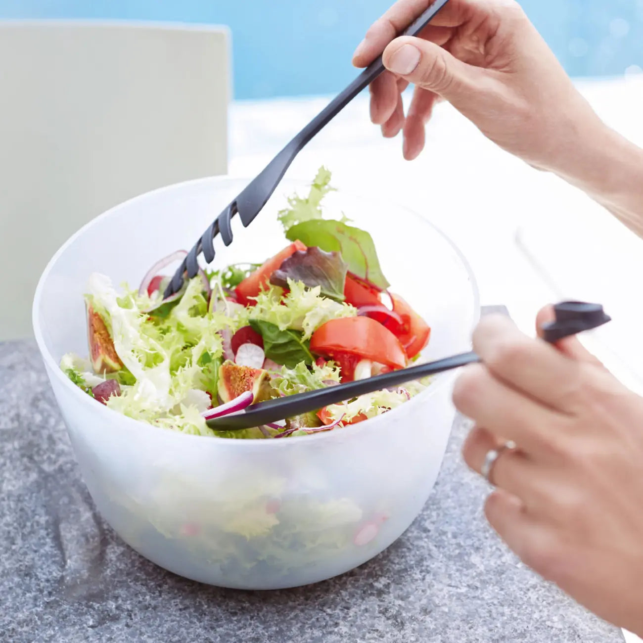 Chef-Zange Griffbereit von der Marke Tupperware / in der Farbe Schwarz / in zwei Teile Zerlegbar / Ideal zum Kochen und Servieren / Hier direkt online kaufen